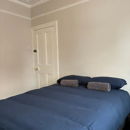 Superb Triple Near Croke Park - 5