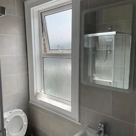 Superb Triple Near Croke Park - 5 Guest house *